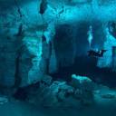 Mergulho em caverna submarina