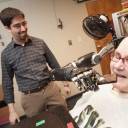 Tetraplégica controla braço robótico com a mente de 'forma inédita'