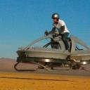 Moto voadora ao estilo Guerra das Estrelas paira no deserto de Mojave