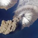 Vulcões em erupção vistos do espaço