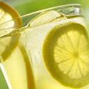 10 benefícios de beber água morna com limão todas as manhãs