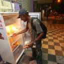 Goiânia ganha geladeira pública que alimenta moradores em situação de rua