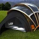 Já imaginou acampar com uma barraca que produz energia solar (e ainda tem sinal de internet)?