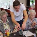 Asilo oferece moradia de graça para estudantes que passam tempo com os idosos do local