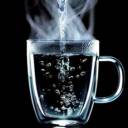 10 razões por que você deveria começar a beber água quente