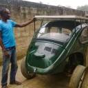 Estudante nigeriano transforma Fusca em um carro movido a energia solar. Ele sorri de orgulho
