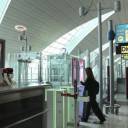 No aeroporto de Dubai, os olhos dos viajantes se tornam seus passaportes