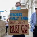 Reino Unido rejeita resultados de exames gerados por algoritmo tendencioso após protestos de estudantes