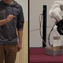 Telecinese robótica: permitindo que humanos operem remotamente e treinem mãos robóticas