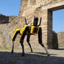 Cão robô patrulhando as ruínas da antiga cidade italiana Pompeia
