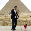 Homem mais alto do mundo e mulher mais baixa do mundo se encontram no Egito