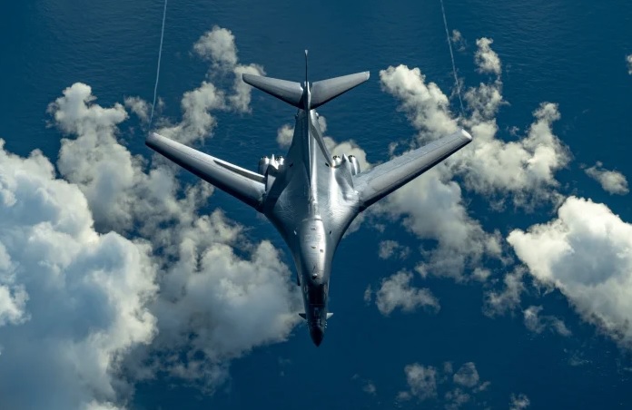 Aviao moderno lancer voa