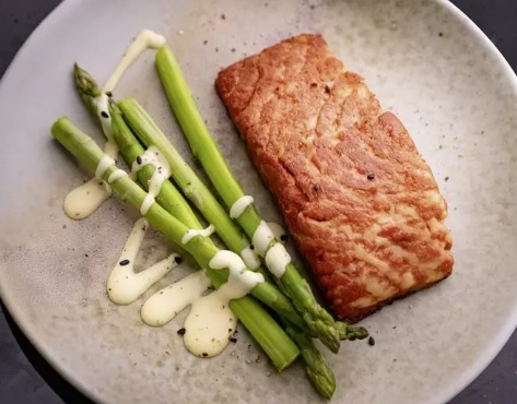 salmão vegano no prato