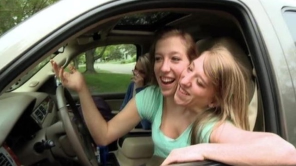 Gêmeas siamesas abigail brittney no carro