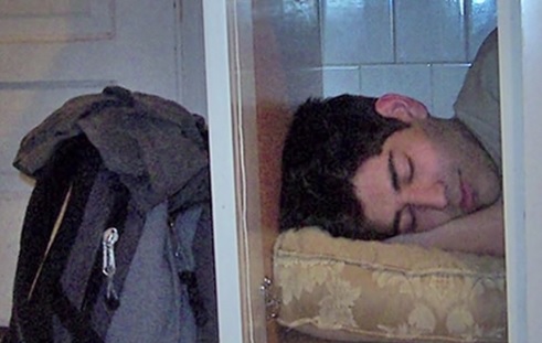 Aaron Swartz dormindo armário