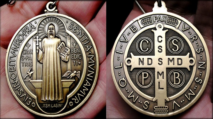 Amuleto medalha sao bento