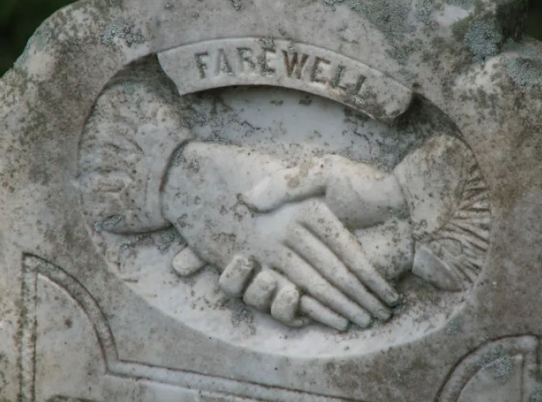 emblema funerário mãos fechadas