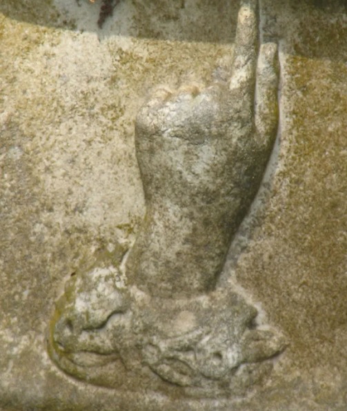 emblema funerário dedo para cima