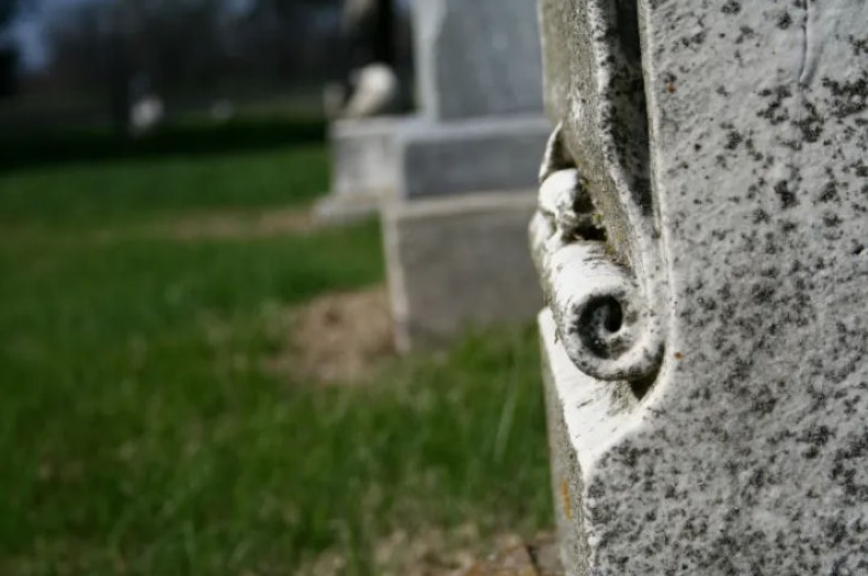 emblema funerário pergaminho enrolado