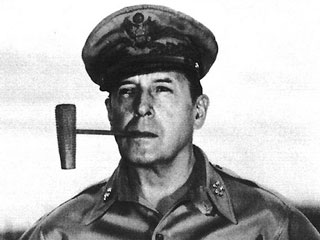 vida_aliengena_douglas_macarthur